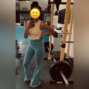 THREE BIRD NEST SIGNATURE FLARE JEAN
SIZE: Large
Color: Lt Blue
INSEAM: 35 1/2